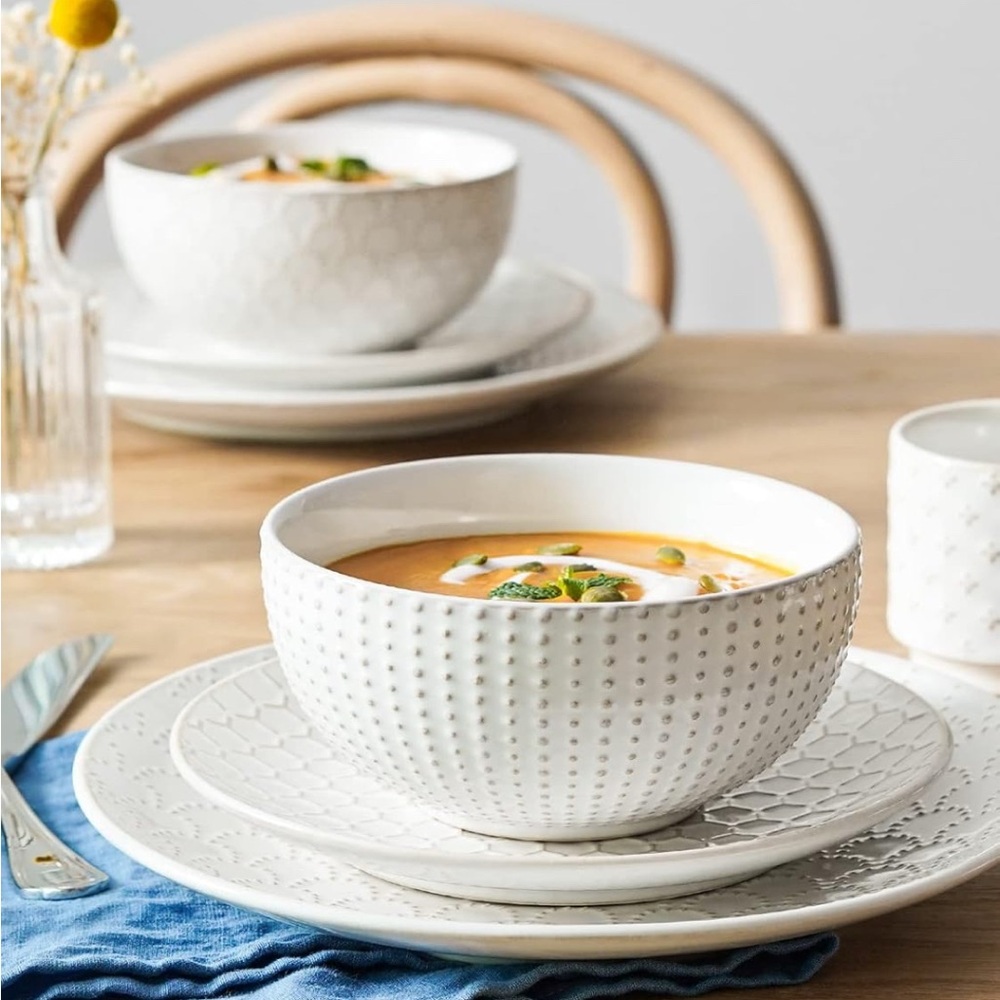 LE TAUCI 16 Piece Dinnerware Set Arctic White 
Stoneware Plates Bowls Mugs for 4 - Picture 2 of 10